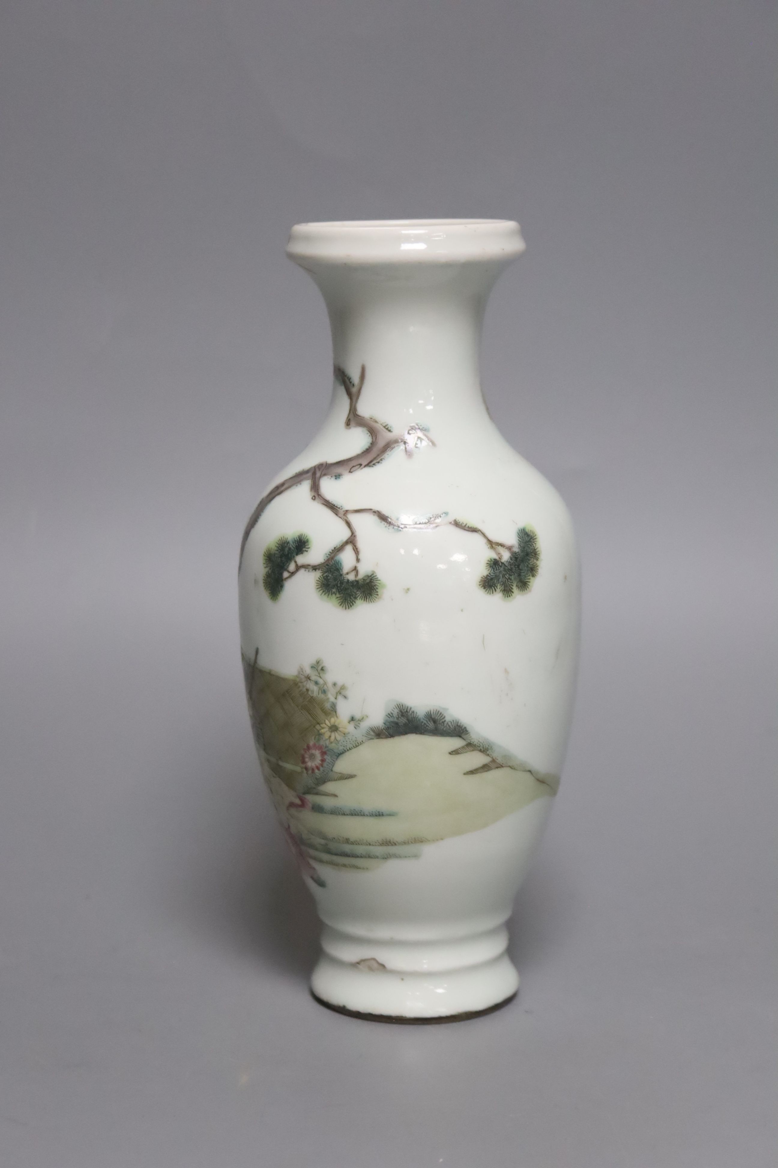 A Chinese famille rose vase, late Qing/ Republic, 20cm